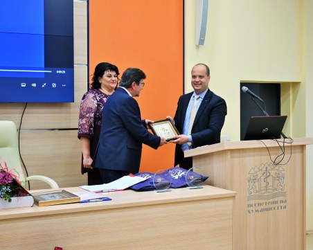Областният управител на Пловдив подари икона по случай честването за 50 г. Отделение по диализно лечение към УМБАЛ 