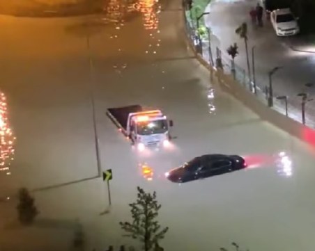 Сериозни наводнения в Анкара, има разрушени пътища и сгради