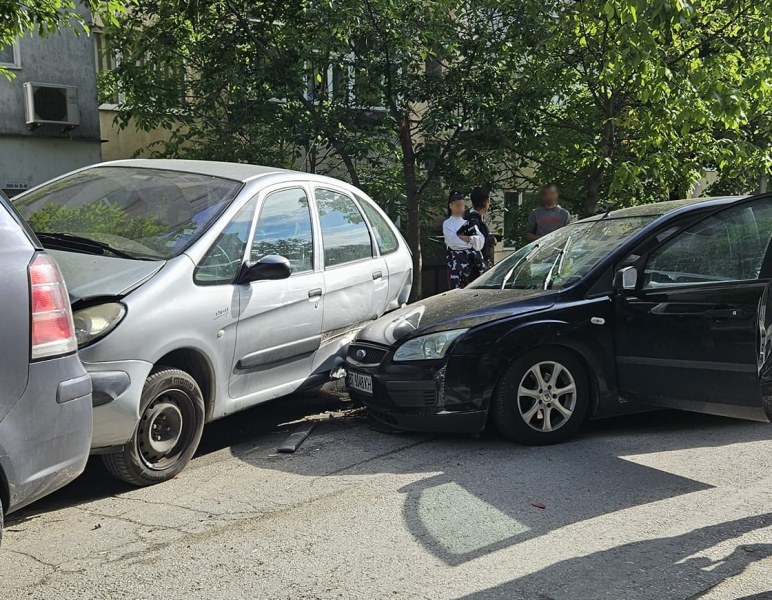 Млад шофьор с 3 промила помете паркирани коли в Търново