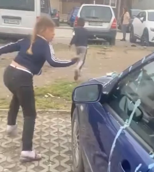 Деца заляха с боя колата на жена до КАТ в Шекер махала – отказала да им даде пари