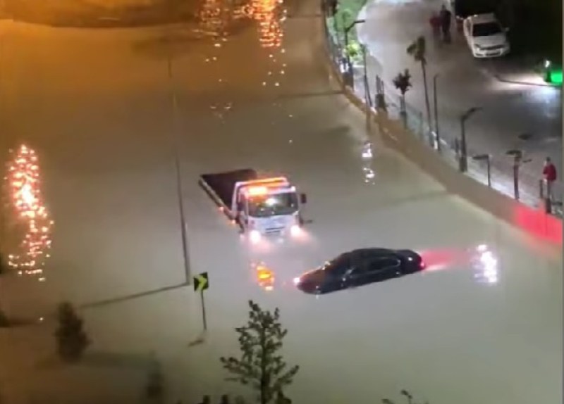 Tежки наводнения нанесоха щети по сгради и пътища в Анкара. Проливен