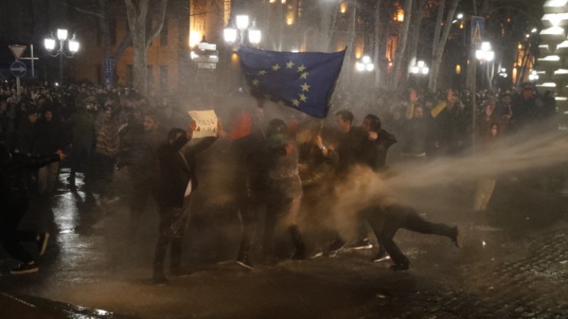 След сблъсъците между полиция и протестиращи в Тбилиси, председателят на