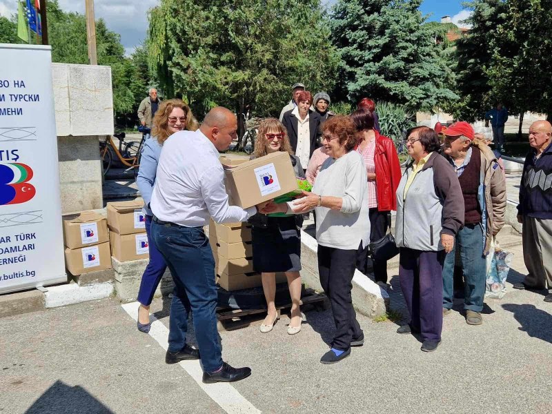 В навечерието на Великден: 45 социално слаби хора от Калековец получиха дарения