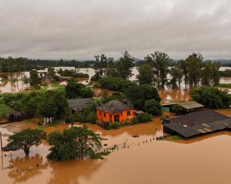 Близо 30 души загинаха при наводнения в Бразилия