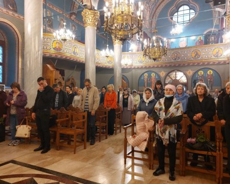 На Разпети петък: Много пловдивчани посетиха храмовете в Пловдив