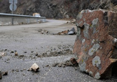 Срутване на скали затвори лентата в посока Кресна на пътя