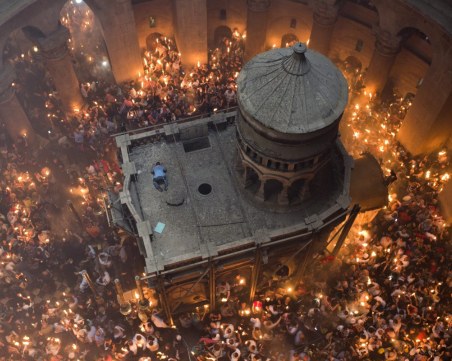 Стотици са се събрали пред Божи гроб в очакване на Благодатния огън