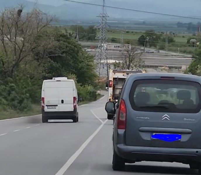 Нагъл шофьор едвам не предизвика тежка катастрофа в Ямболско