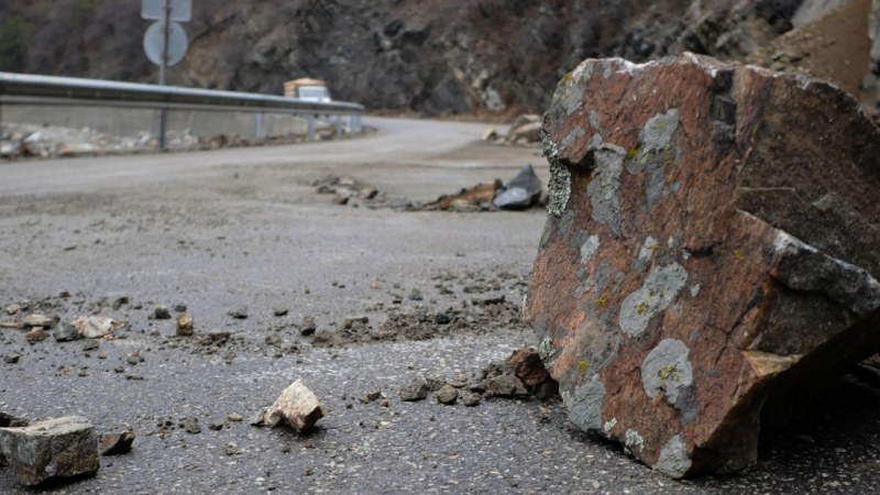 Срутване на скали затвори пътя в Кресненското дефиле