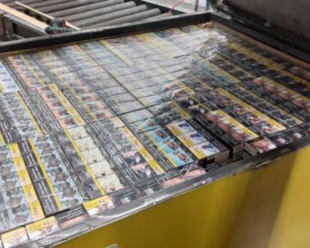 Над 28 000 кутии контрабандни цигари, укрити в режещи машини, откриха митничари