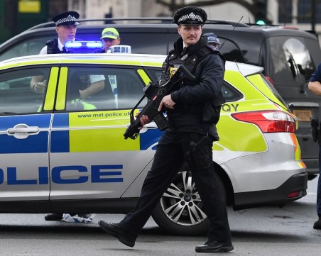 Мъж е убит на улица в Лондон