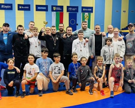 Борците на Локомотив с 10 медала от турнира 
