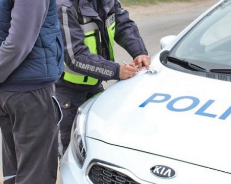 Шофьор подхвърли петдесетачки на пловдивски полицаи, за да се презастрахова, арестуваха го