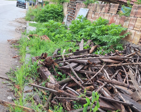 Жители на карловско село: Тротоарите са непроходими, тънат в бурени