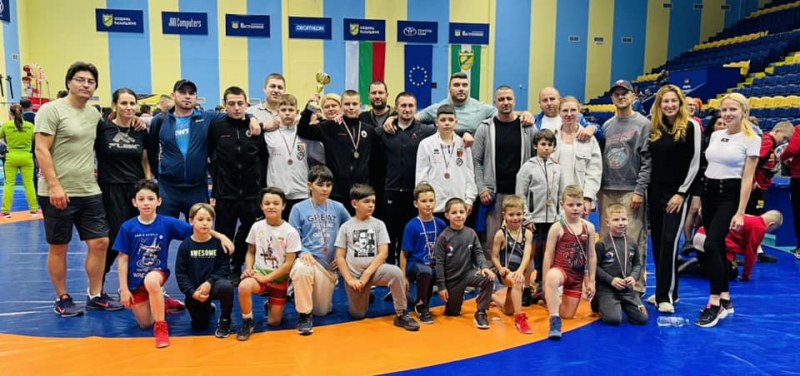 Борците на Локомотив (Пловдив) завършиха с 10 медала от 2-ия