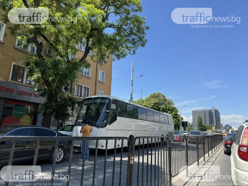 Катастрофа между автобус и кола блокира булевард в Пловдив