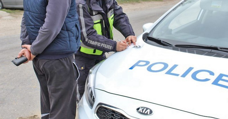 Шофьор подхвърли петдесетачки на пловдивски полицаи, за да се презастрахова, арестуваха го
