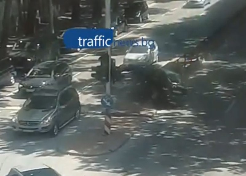 Тежка катастрофа в центъра на Пловдив! Шофьор мина през ограда и удари две коли