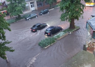 Потоп се изля над Плевен пише Нова телевизия Бурята е