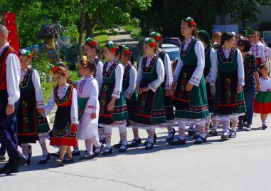 Детският танцов състав в Старосел  Староселче зарадва всички жители на