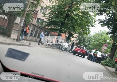 Катастрофа между два автомобила е станала на ул Лерин в Смирненски