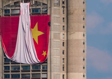 С китайски знамена по улиците и фасадите на сградите Сърбия