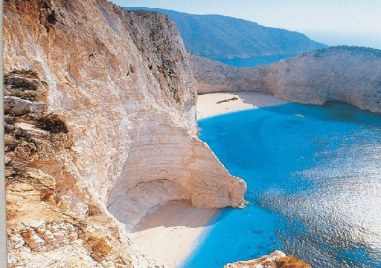 Плажът Навагио на гръцкия остров Закинтос прочут с природната си