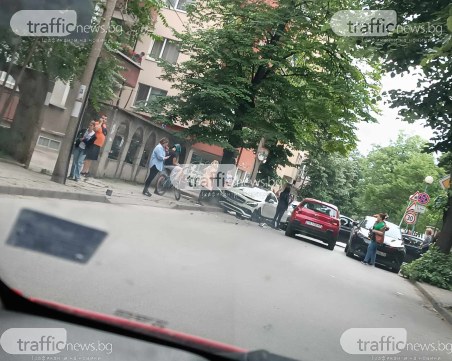 Катастрофа блокира движението на оживена улица в Смирненски
