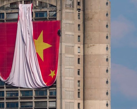 Kитайски знамена по улици и сгради посрещнаха Си Дзинпин в Сърбия