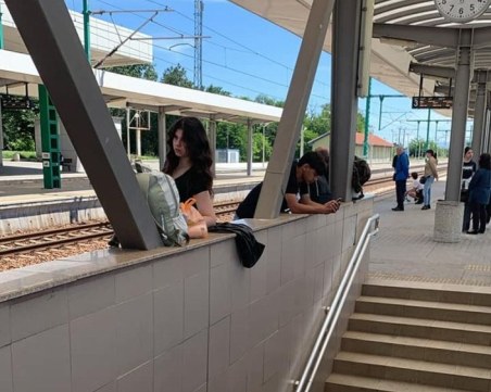 Клекнали, легнали, но не и седнали - така се чака на гарата в Пазарджик