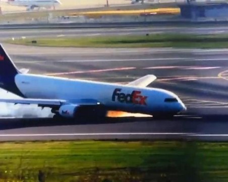 Товарен самолет кацна аварийно на летище в Истанбул
