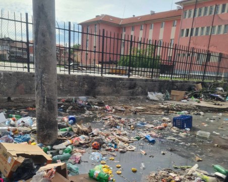 Пълна мизерия! Вход на училище в Пловдив тъне в боклуци