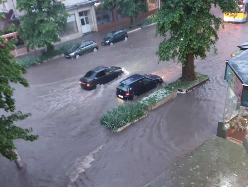 Потоп се изля над Плевен, пише Нова телевизия. Бурята е