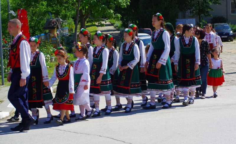 Детският танцов състав в Старосел Староселче зарадва всички жители на село