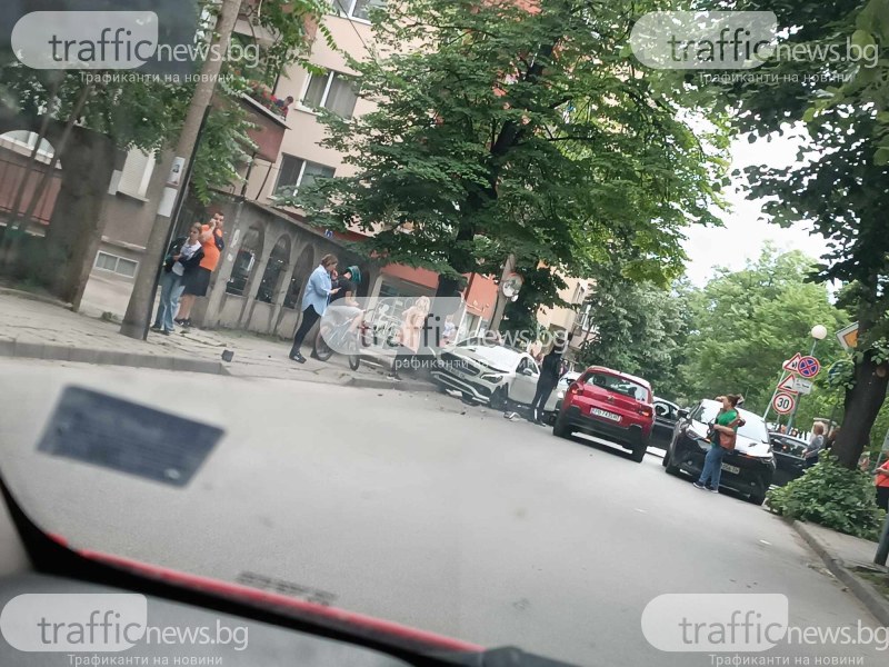 Катастрофа блокира движението на оживена улица в Смирненски