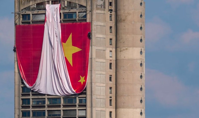С китайски знамена по улиците и фасадите на сградите, Сърбия