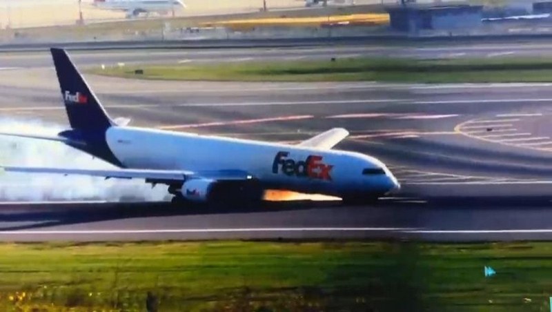 Товарен самолет кацна аварийно на летище в Истанбул