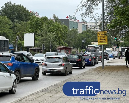 Трафикът в Смирненски ден втори: Тапа по Пещерско шосе, подобрение във вътрешните улици