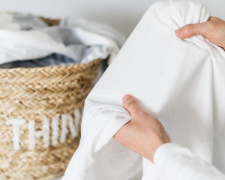 Как да върнем белия цвят на оцветените в пералнята дрехи