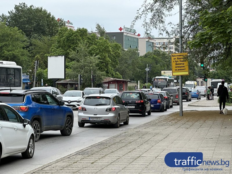 Трафикът в Смирненски ден втори: Тапа по Пещерско шосе, подобрение във вътрешните улици