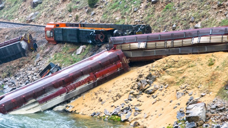 Най-малко 30 пътници бяха ранени след сблъсък на два влака