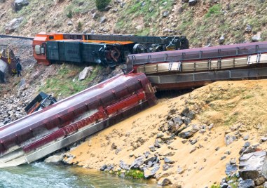 Най малко 30 пътници бяха ранени след сблъсък на два влака