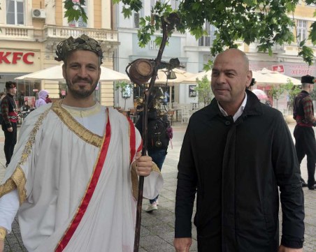 Бог Дионис и Костадин Димитров поведоха шествието за 