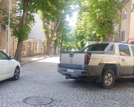 Бургаски пикап запуши за три дни улица и тротоар в Пловдив