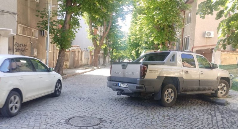 Паркирането на голям пикап предизвика въпроси, пише сайтът . Возилото,