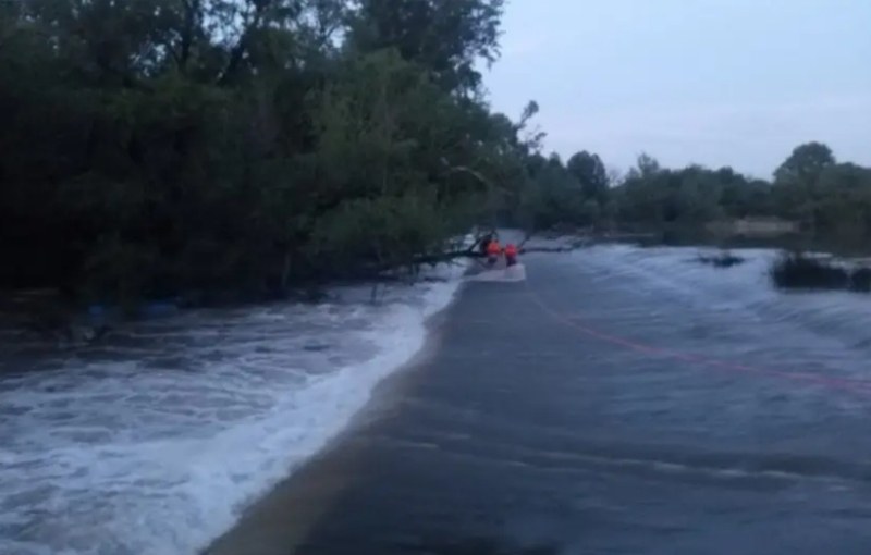 Пожарникари спасиха две момчета от пълноводна река в Плевенско. Това