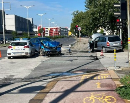 Две коли се блъснаха на булевард в Пловдив