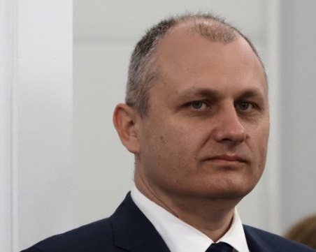 Министър Мундров не очаква проблем с машинното гласуване