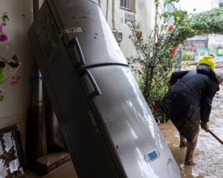 Обилни дъждове обхванаха Гърция, водата отнесе коли и потопи магазини
