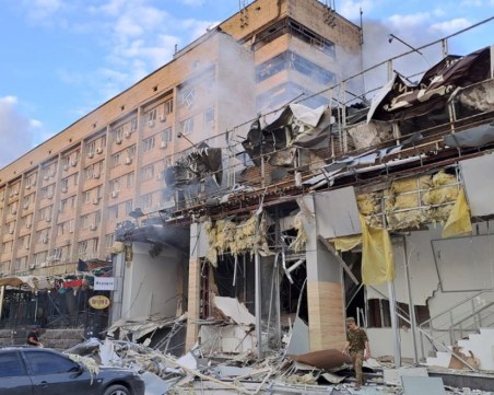 Трима убити и 8 ранени при украински удар по ресторант в Донецк